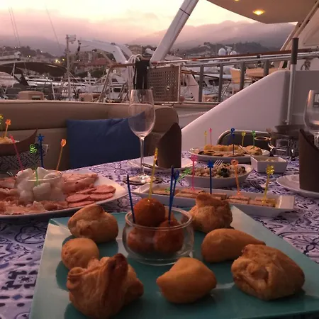 Botel Boat & Breakfast