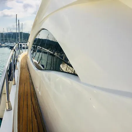 Botel Boat & Breakfast *