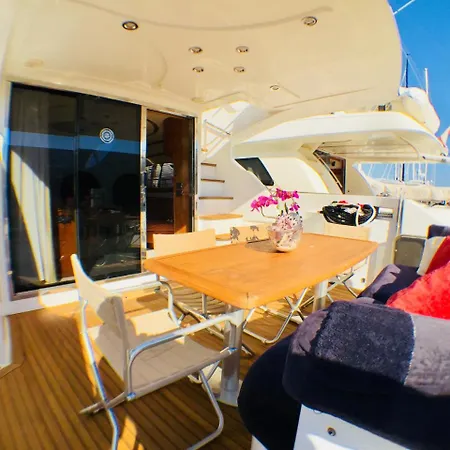 Boat & Breakfast Botel *