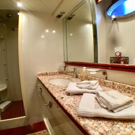Boat & Breakfast 船屋