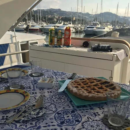 Boat & Breakfast Botel *