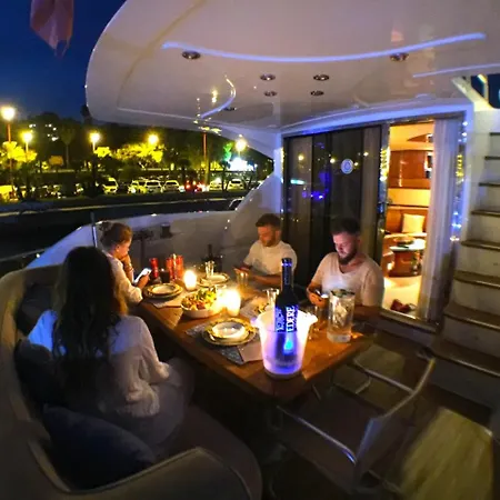 Boat & Breakfast Botel *