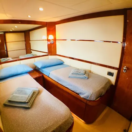 Boat & Breakfast Botel *